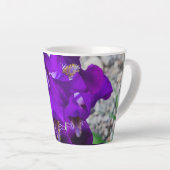 美しい紫色の虹彩 カフェラテマグ (右アングル)