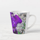 美しい紫色の虹彩 カフェラテマグ (右)