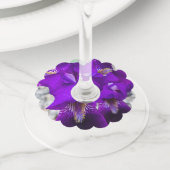 美しい紫色の虹彩 ワイングラスタグ (クローズアップ)