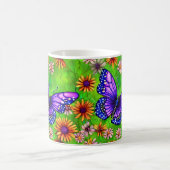 美しい紫色の蝶の花草原 コーヒーマグカップ (中央)