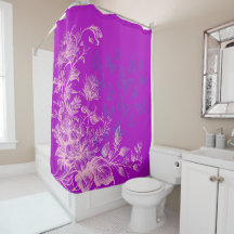 美しい紫色の野生のフローラと蝶