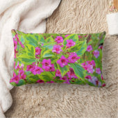 美しい緑のウィゲラに真紅の花 ランバークッション (ブランケット)