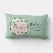 美しい緑のフローラガーリー写真ベビーへようこそ ランバークッション (裏面)