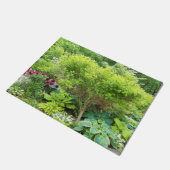 美しい緑の庭園風景とホスト ドアマット (アングル)