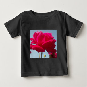 美しい美しい天体バラ赤と青 ベビーTシャツ
