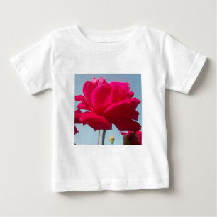美しい美しい天体バラ赤と青 ベビーTシャツ