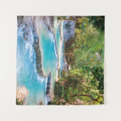 美しい自然の小さな森の滝 タペストリー (正面(横))