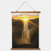 美しい自然 – 夕暮れ時の滝 吊り下げ型タペストリー (正面)