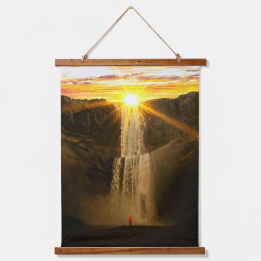 美しい自然 – 夕暮れ時の滝 吊り下げ型タペストリー (正面)