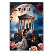 美しい花嫁と花婿が海の側に立っている テーブルナンバー (正面)