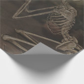 美しい若い女性とスケルトン ラッピングペーパー (角)