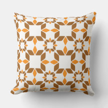 美しい茶色の花柄の枕