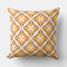 美しい茶色の花柄の枕