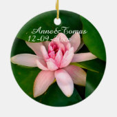 美しい蓮の花の写真日付を保存 セラミックオーナメント (裏面)