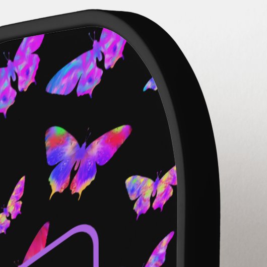 美しい蝶のパターンのモノグラム名 ピックルボールラケット (左詳細)