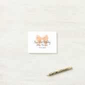 美しい誕生日オレンジ色の蝶ネクタイ名前日付シンプルパス ポストイット (デスク上)