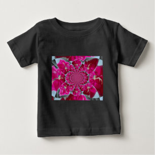 美しい赤いバラに白いクモ ベビーTシャツ
