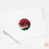 美しい赤いバラの自然の花 ラウンドシール (封筒)