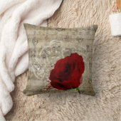 美しい赤いバラの音楽のノートは色あせたピアノを渦巻く クッション (ブランケット)