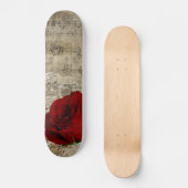 美しい赤いバラの音楽のノートは色あせたピアノを渦巻く スケートボード (正面)