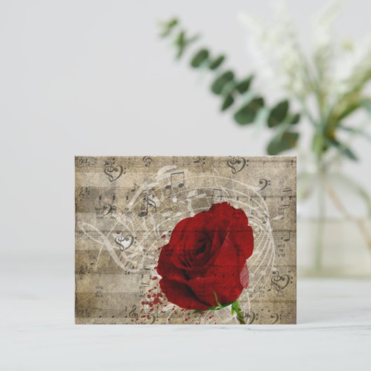 美しい赤いバラの音楽のノートは色あせたピアノを渦巻く ポストカード (スタンド正面)