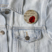 美しい赤いバラの音楽のノートは色あせたピアノを渦巻く 缶バッジ (インサイチュ)