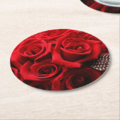美しい赤いバラ ラウンドペーパーコースター (アングル)