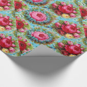 美しい赤いピンクの黄色のバラが青い背景に ラッピングペーパー (角)