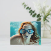 美しい赤毛女性スキューバグラス泳ぐ ポストカード (スタンド正面)