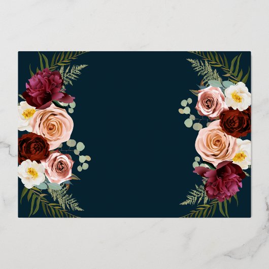 美しい赤面ピンクブルゴーニュフローラネイビー結婚ズ 箔招待状 (裏面)