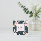 美しい赤面フローラとQRコードダークブルー スクエア名刺 (スタンド正面)