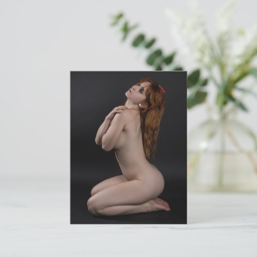 美しい赤頭モデルのポーズ撮影 ポストカード (スタンド正面)