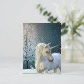 美しい雪のホリデー シーンの冬のユニコーン シーズンポストカード (スタンド正面)