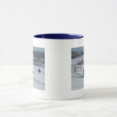 美しい雪の中のベルテッドガロウェイ牛 マグカップ (中央)