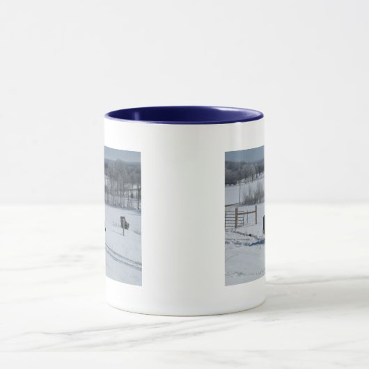 美しい雪の中のベルテッドガロウェイ牛 マグカップ (中央)