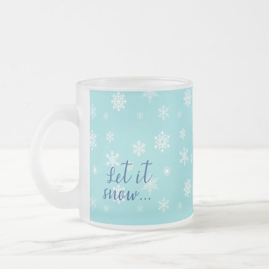 美しい雪の結晶デザインのLet It Snow... フロストグラスマグカップ (左)