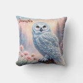 美しい雪フクロウ、ピンクの花。編集可能な名前 クッション (正面)