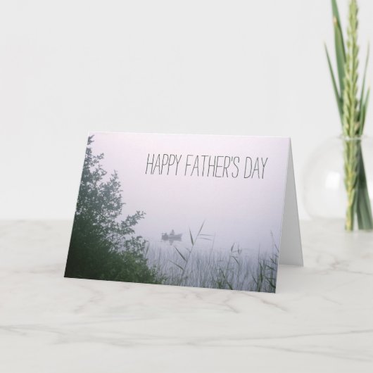 美しい霧の朝の釣りをする男の感動的な風景 カード (正面)