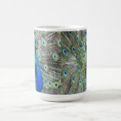 美しい青い孔雀の羽毛の写真 コーヒーマグカップ (中央)