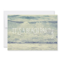 美しい青い波打つビーチの波