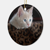 美しい青い目のクリーム色の子猫 セラミックオーナメント (左)