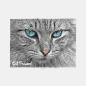 美しい青い目のグレーと白の猫 フリースブランケット (正面(横))