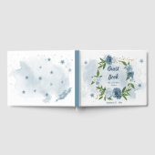 美しい青い色合いの花の緑のリース ゲストブック (全面)