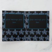 美しい青い花のブラックワインボトルグリーティングカード カード (内部)