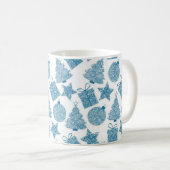 美しい青と白のクリスマス コーヒーマグカップ (正面右)