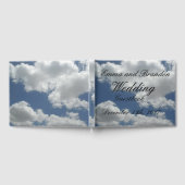 美しい青と白の雲のプリント結婚 ゲストブック (全面)