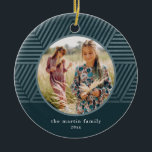 美しい青の幾何学的なパターン写真クリスマス セラミックオーナメント<br><div class="desc">この美しい冬の青い休日のオーナメントは、中央の円形の額縁の写真と名前と年の白いシンプルタイポグラフィを備えている。このトレンディーオーナメントはフェイク、メタリックストライプのブルーの幾何学模様とダークブルーの背景を備えている。追加の色オプションとフェスティバルカードの調整のための季節のコレクションを表示する。</div>