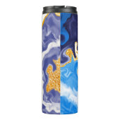 美しい青、金ゴールド、水のような白い渦巻き タンブラー (裏面)