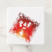 美しい飛んでいるクリスマス天使 – 白い雪 – 赤 フェイバータグ (インサイチュ)