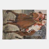 美しい馬がクラシックレースでオーナーを喜ばせる キッチンタオル (横)